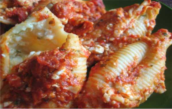 Ricotta stuffed shells served in homemade marinara sauce and topped with parmesan cheese & parsley.