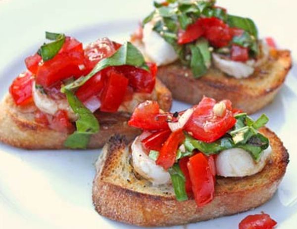 Diced tomatoes, basil & fresh mozzarella mixed with balsamic vinaigrette and served on top of a freshly baked crostini.